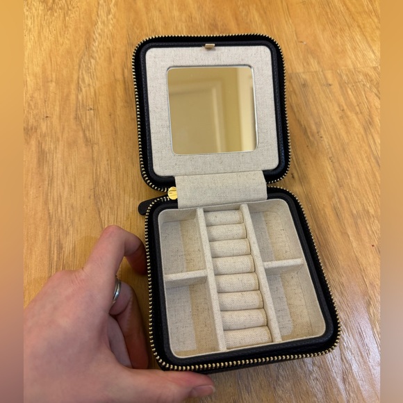 🚨MAKE AN OFFER🚨 Mark and Graham AMC Monogrammed Small Travel Jewelry Case - Picture 8 of 13